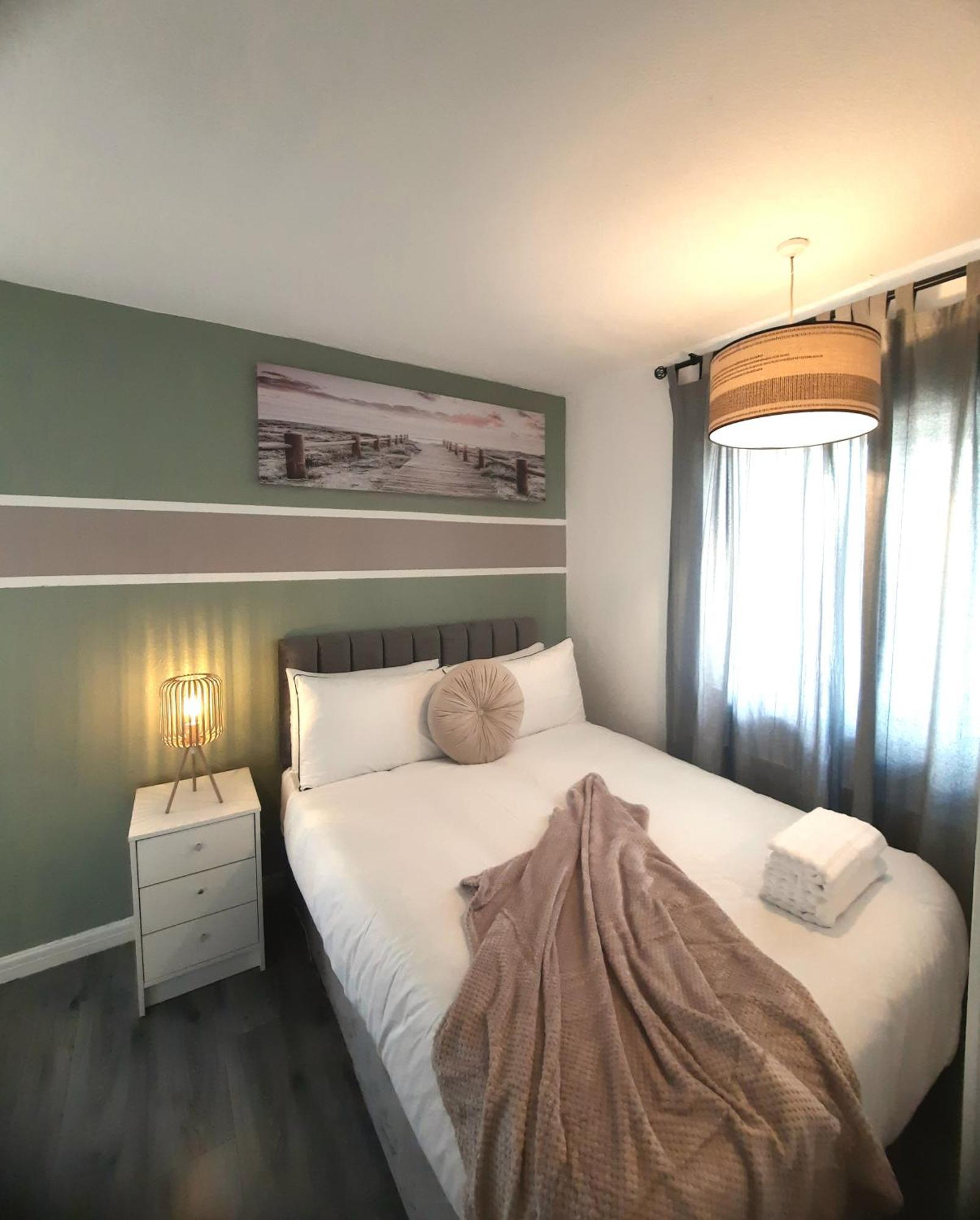 Entire Home In Leeds, Free Wifi, 3 Car Parking Holiday home