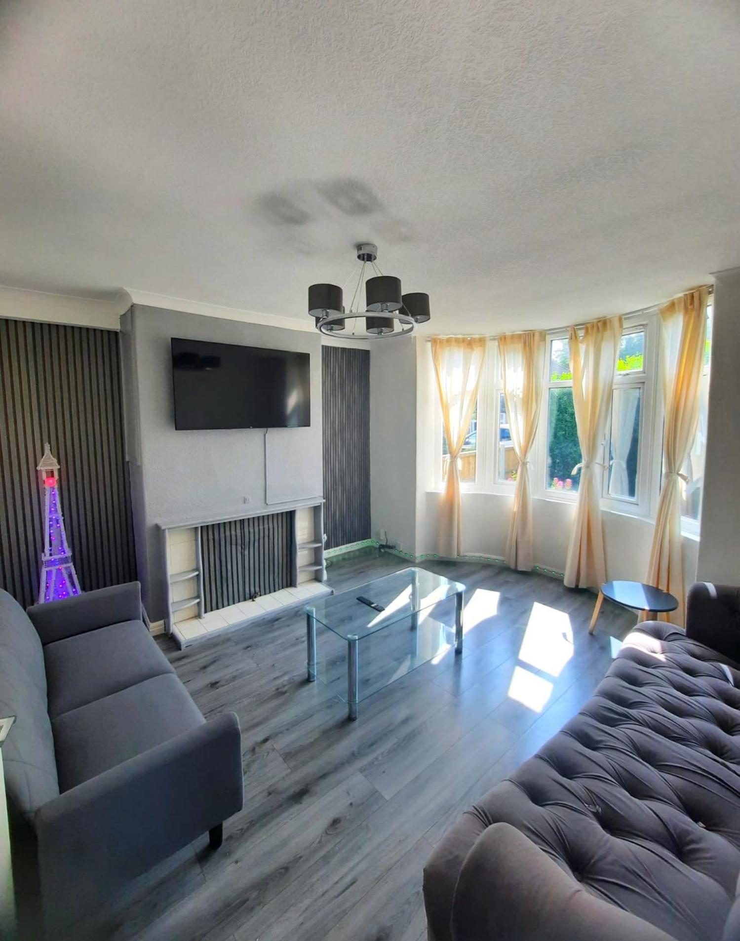 Entire Home In Leeds, Free Wifi, 3 Car Parking * Leeds (West Yorkshire)